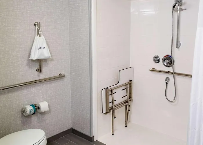 Hampton Il, Il Hotel