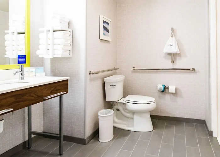 Hampton Il, Il Hotel